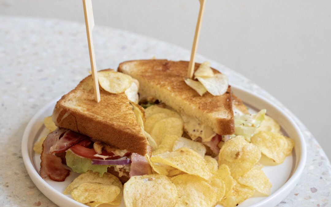 Club Sandwich – klasyk śniadań w Krakowie | Lastriko Bistro & Cocktail Bar / Club Sandwich – the best breakfast in Krakow | Lastriko Bistro & Cocktail Bar