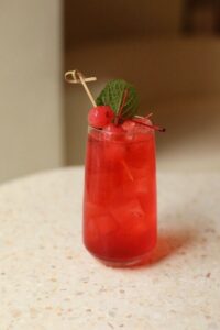 Dirty Shirley w Lastriko – koktajl bar w centrum Krakowa. Różowy drink w ogródku cocktailbaru Lastriko Kraków.