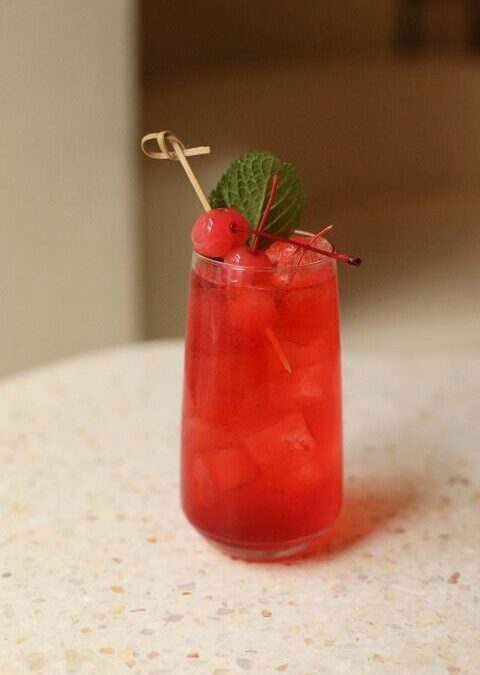 Dirty Shirley wraca do łask. Odkryj historię i smak w Lastriko – kameralnym cocktail barze w Krakowie z ogródkiem. Drinki w Krakowie, klimat, celebracja.