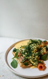 Jajko Hemingwaya na gofrze z łososiem gravlax i sosem holenderskim – śniadania Kraków | Lastriko