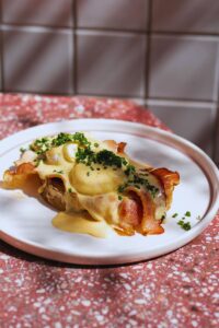 Jajka po benedyktyńsku w Lastriko – najlepsze śniadanie w Krakowie, klasyczny brunch Kraków, Eggs Benedict Krakow