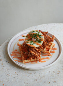 Szczęśliwy z Kentucky – chrupiący gofr z kurczakiem, jajkiem i miodem chili w Lastriko | śniadania Kraków Rynek