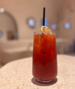Bloody Mary w Lastriko – klasyczny koktajl pomidorowy podawany w bar Krakow