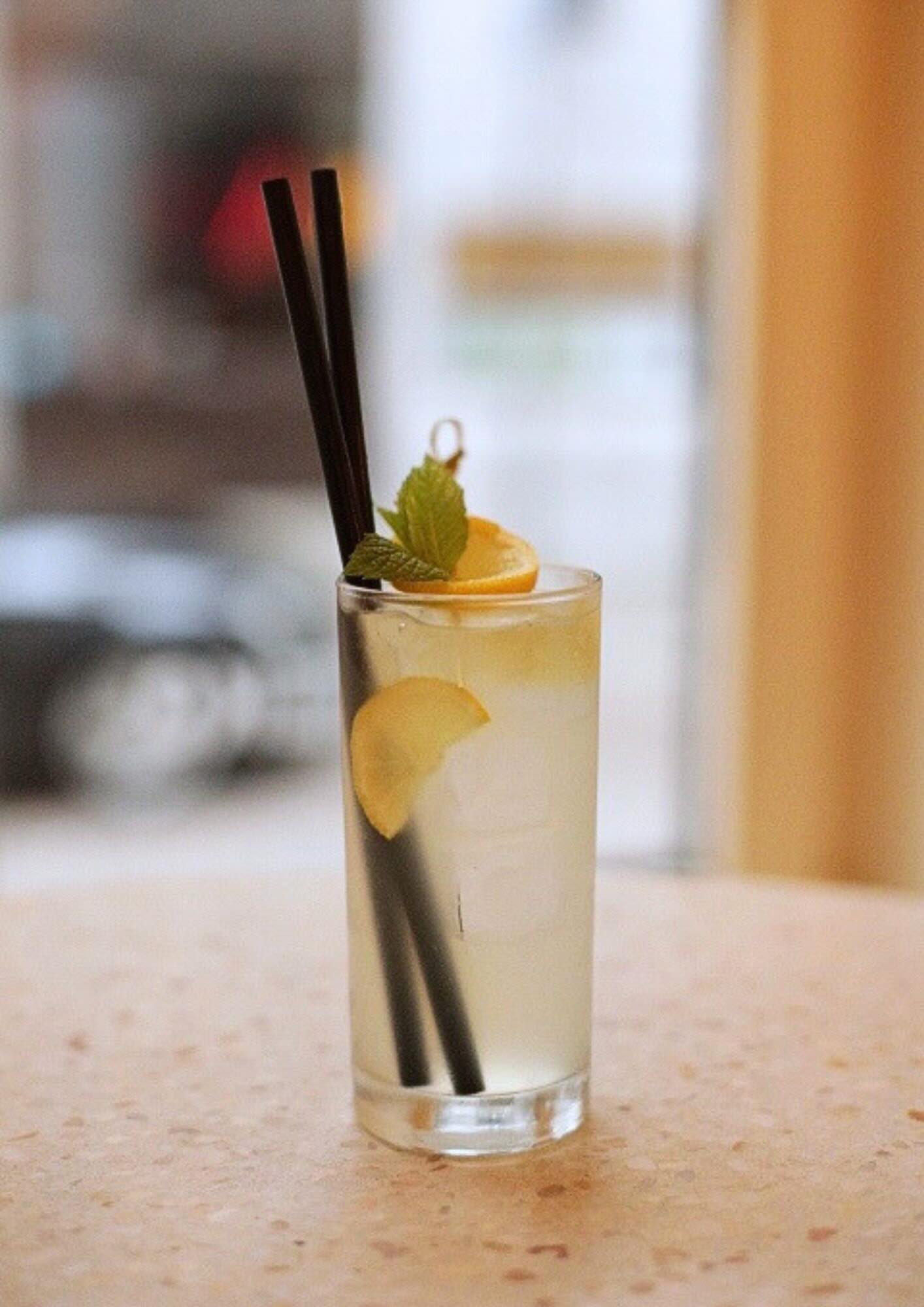 Koktajl Bar w Centrum Krakowa – Tom Collins i Sztuka Klasyki w Lastriko